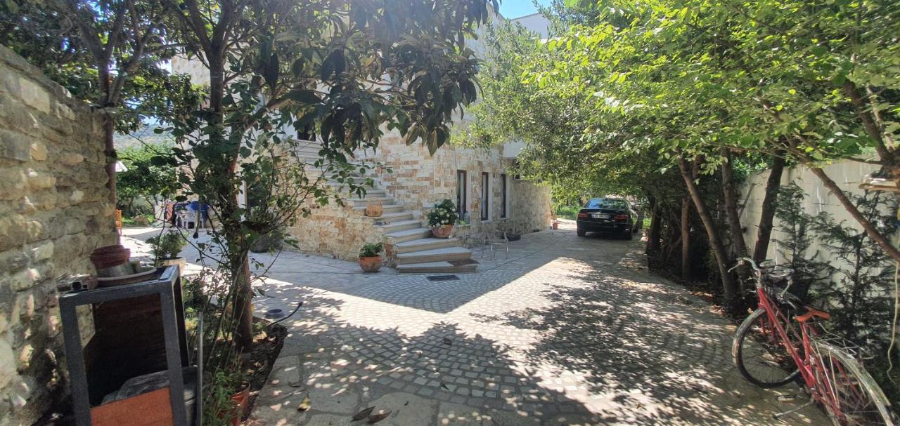 Xho'S Forest Guest House Μπεράτ Εξωτερικό φωτογραφία